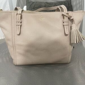 Kate Spade Beige Tote with Tassel
Some wear outside 
Spot inside am little bit